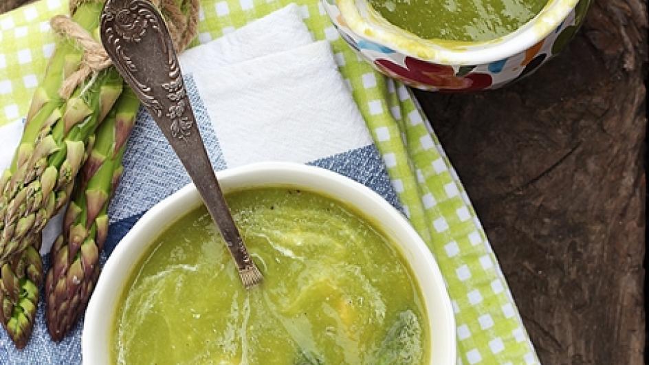 Zupa szparagowa – krem z zielonych szparagów z pieczonym łososiem