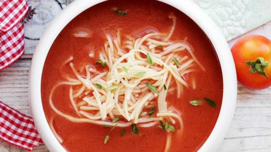 Zupa pomidorowa ze świeżych pomidorów z bazylią i dziko rosnącą macierzanką