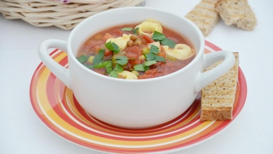 Rozgrzewające minestrone z serowym tortellini