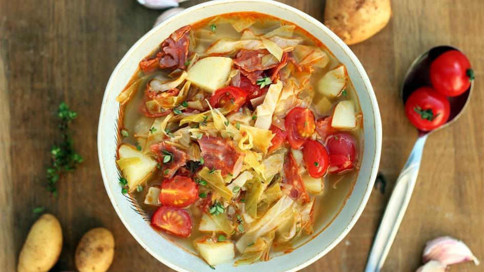 Zupa z młodej kapusty ze smażonym chorizo i pomidorami