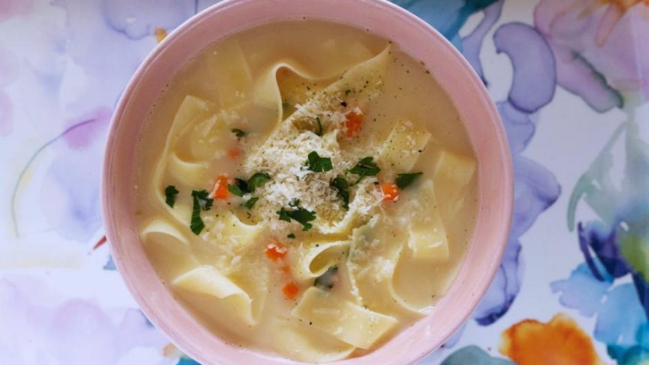 Wegetariańska zupa neapolitańska z długim makaronem dla dzieci