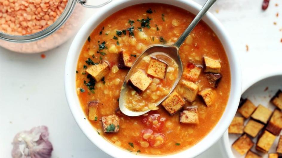 Wegańska zupa z soczewicy czerwonej z wędzonym tofu, czosnkiem i imbirem