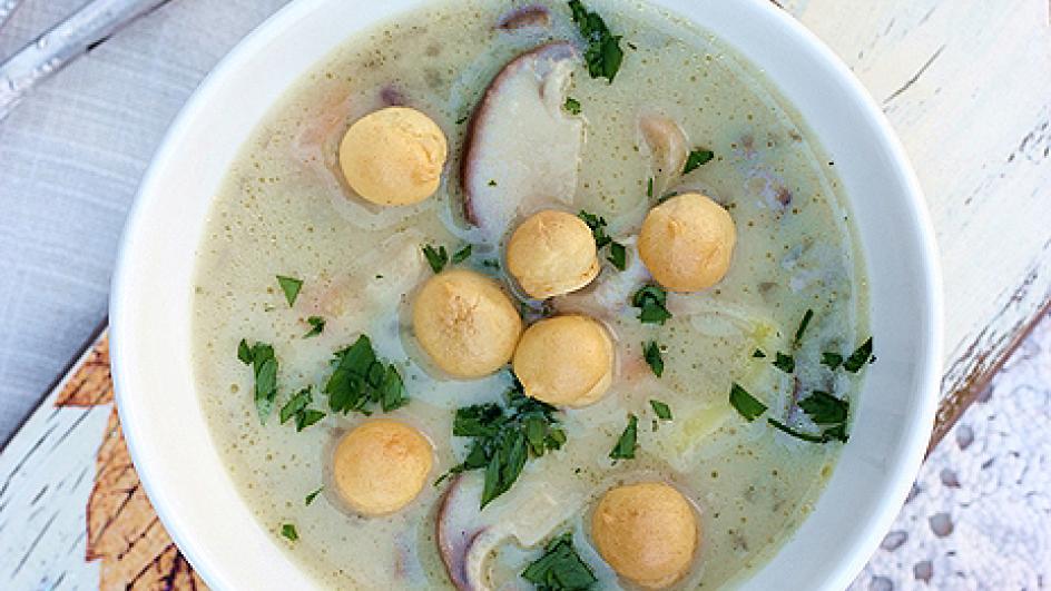 Zupa grzybowa ze świeżych grzybów z groszkiem ptysiowym