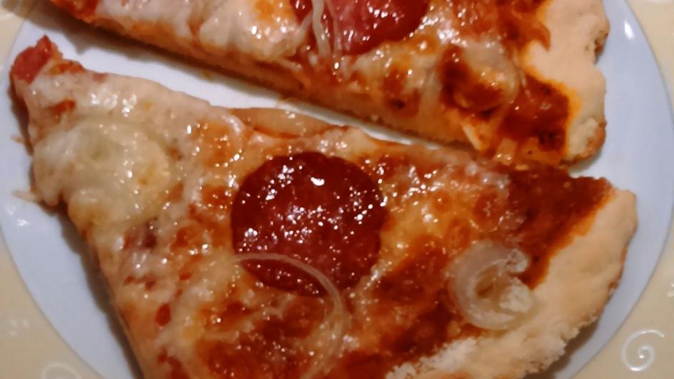 Domowa pizza pepperoni