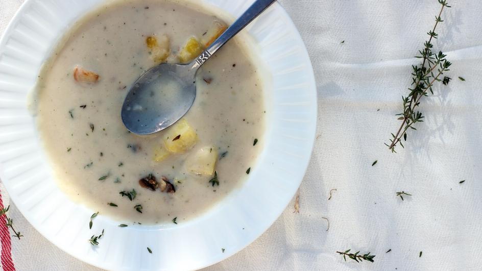 Zupa pieczarkowa z ziemniakami pieczonymi i serkiem topionym