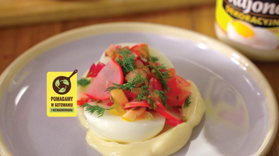 Jajko z majonezem z dodatkiem sałatki z piklowanych warzyw i koperkiem