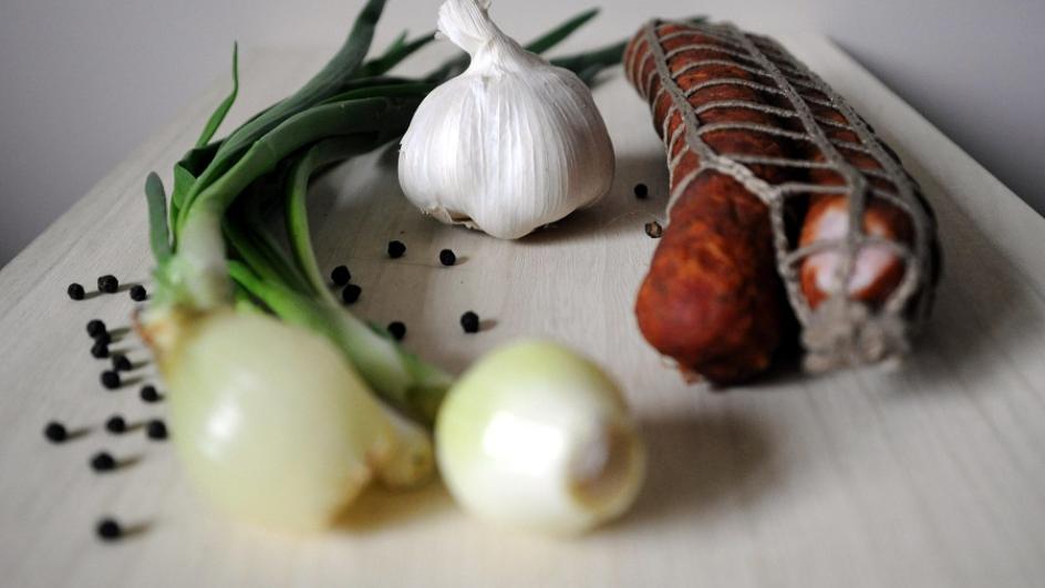 Barszcz biały z jajkiem sadzonym i karmelizowaną cebulą