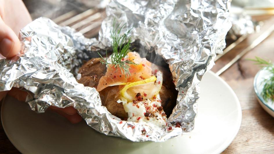 Pieczone ziemniaki faszerowane łososiem
