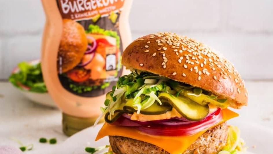 Burger drobiowy z serem cheddar i kiełkami