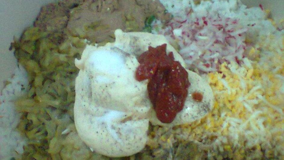 Sałatka ryżowa z tuńczykiem i jajkiem