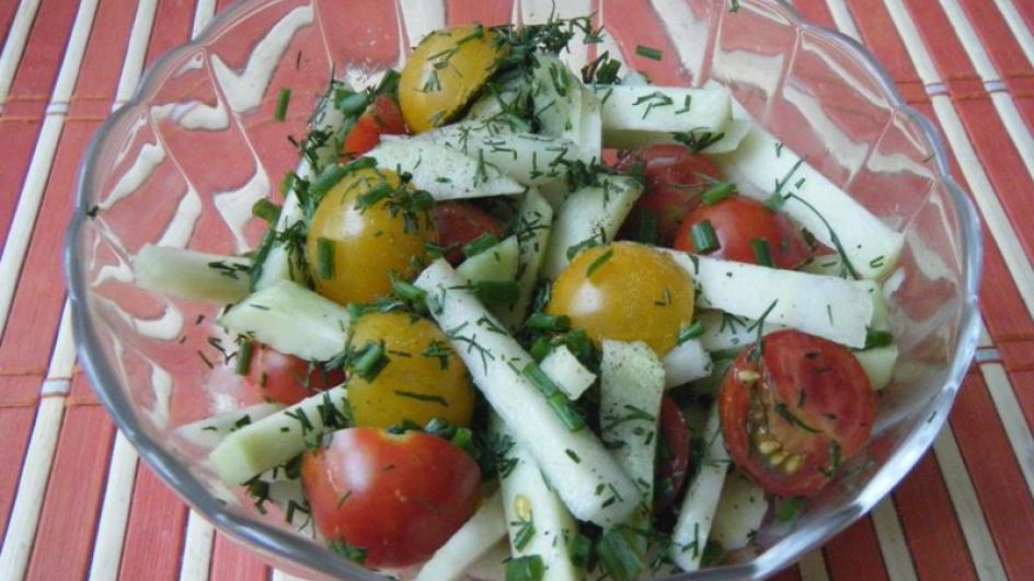 Szybka surówka z kalarepy i pomidorków