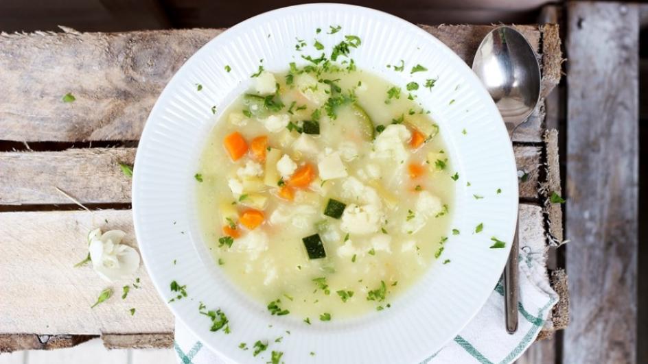 Zupa jarzynowa z młodych warzyw z kalafiorem, fasolką i cukinią