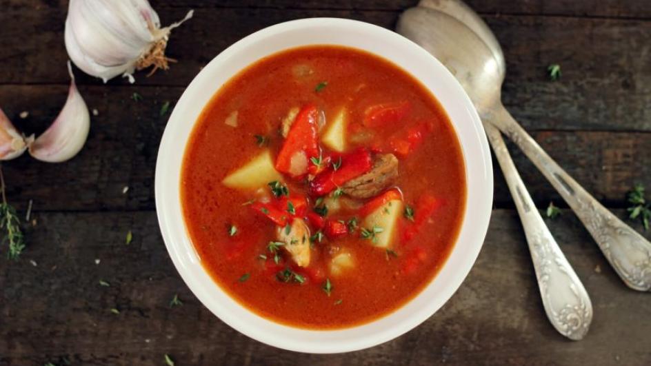 Zupa gulaszowa z kminkiem i pieczoną papryką