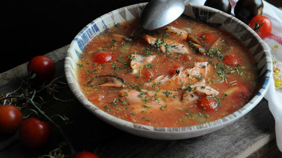 Zupa z łososia z pomidorami