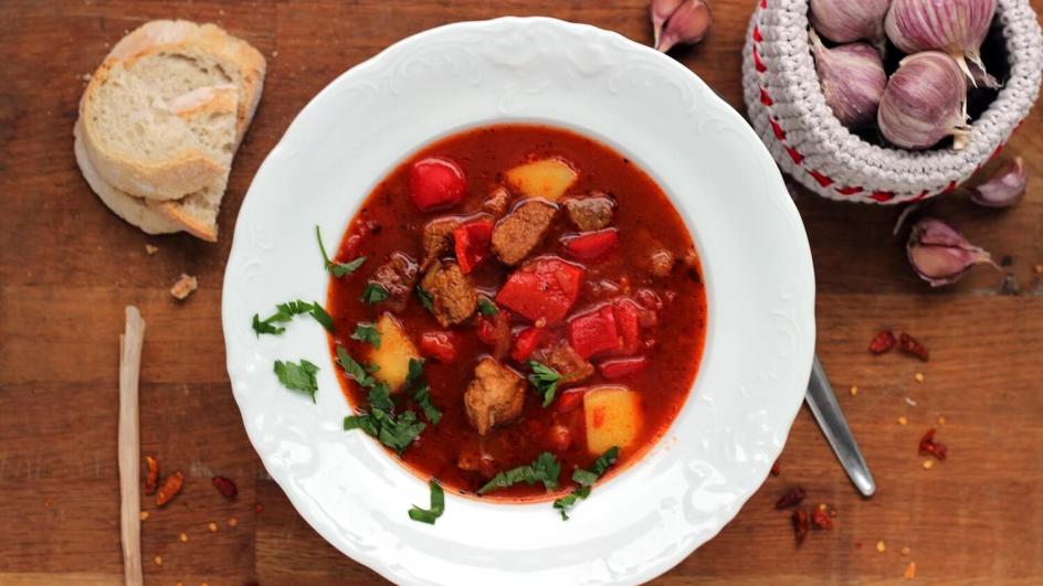 Pikantna zupa gulaszowa z pieczoną czerwoną papryką