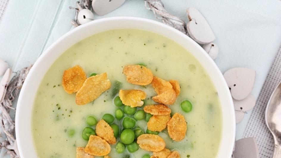 Zielona zupa z groszkiem, cukinią i płatkami kukurydzianymi