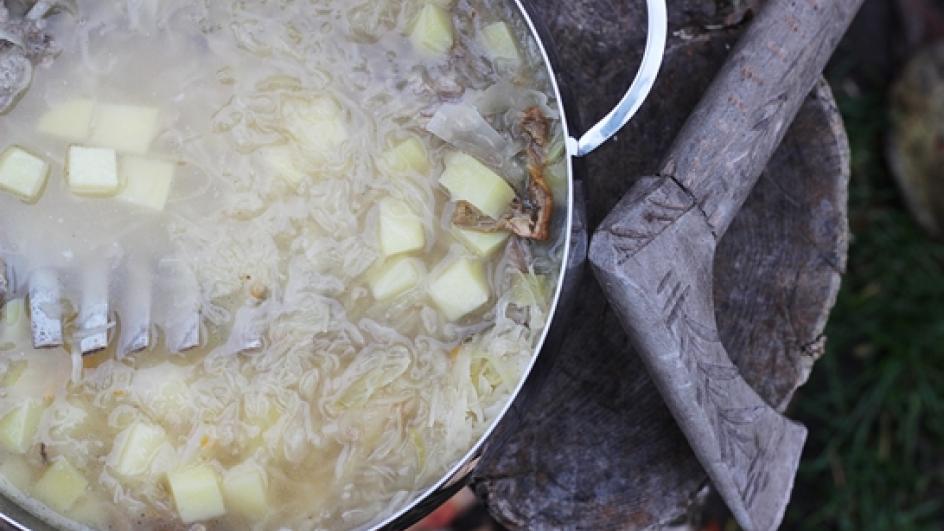 Góralska kwaśnica „ze hej!” na jagnięcych żeberkach