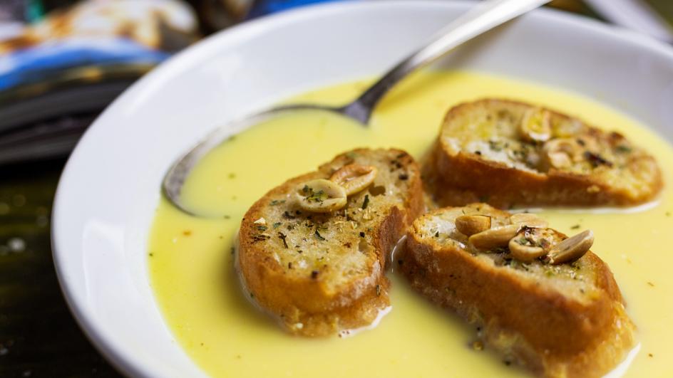 Zupa neapolitańska z domowymi grzankami i prażonymi orzechami ziemnymi