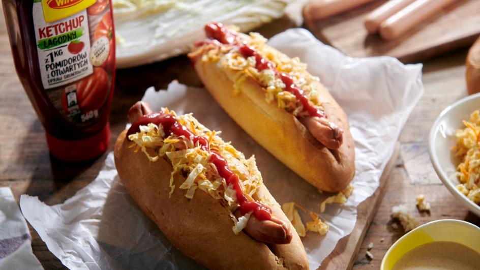 Hot dogi z surówką i sosem