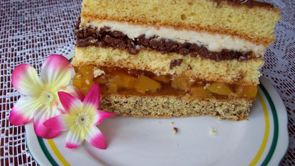 Ciasto z kremem czekoladowo-orzechowym i brzoskwiniami