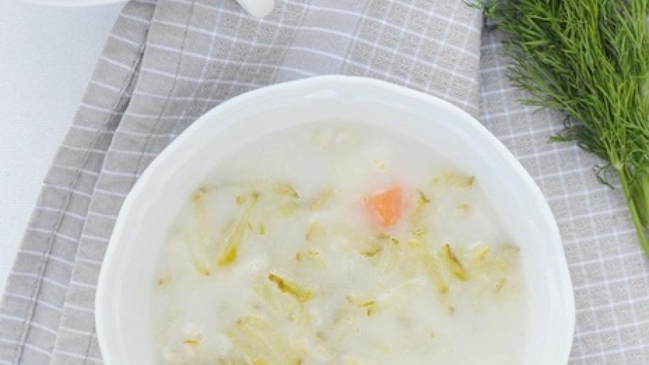 Zupa ogórkowa z ogórkami podsmażonymi na masełku i koprem z baldachem ze słoika