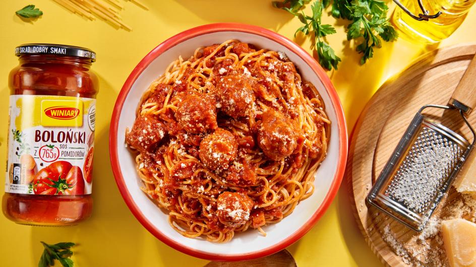 Spaghetti bolognese z klopsikami i warzywami