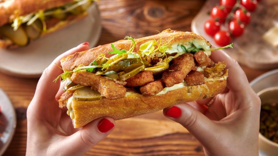 Piknikowa kanapka z filecikami Garden Gourmet i sosem Remulada WINIARY
