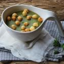 Kremowa zupa z brokułów z groszkiem ptysiowym