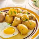 Jajka sadzone z ziemniakami gotowanymi w bulionie