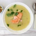 Zupa z białych warzyw ze szparagami i pieczonym łososiem