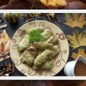 Gołąbki z kapusty pekińskiej z grzybami leśnymi, kaszą jęczmienną i mięsem indyczym w Sosie grzybowym WINIARY