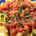 Patatas bravas, hiszpańskie pieczone ziemniaki z sosem pomidorowym i majonezem 