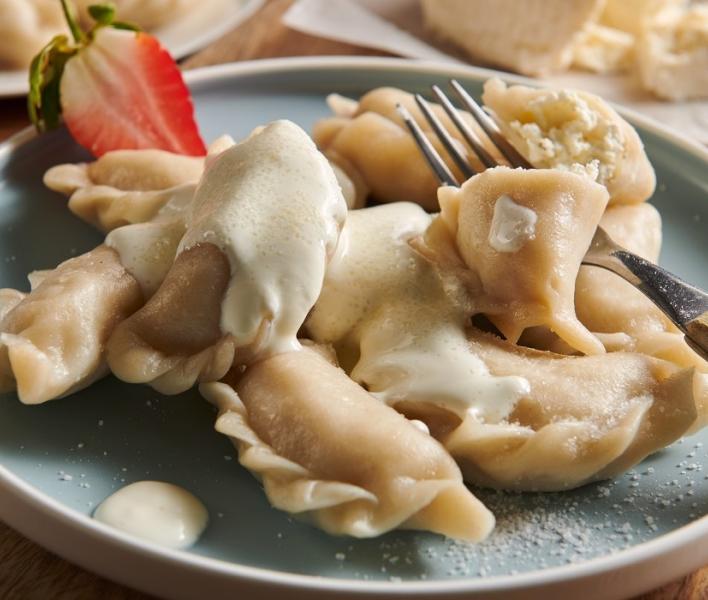 Pierogi z serem i słodką śmietanką