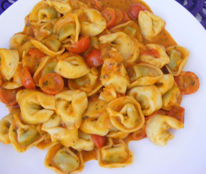 Tortellini ze szpinakiem w sosie pomidorowo-śmietanowym