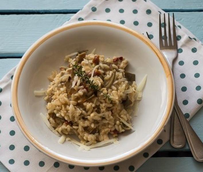 Risotto z suszonymi pomidorami, piersią z kurczaka i karczochami