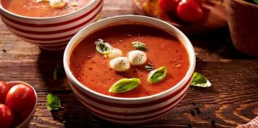 Zupa pomidorowa z mozzarellą