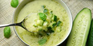 Zupa ze świeżych ogórków z sosem miodowo-cytrynowym - jak zrobić?