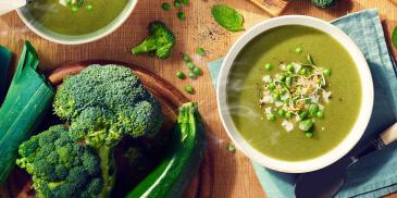 Zupa z zielonymi warzywami WINIARY z zielonym groszkiem, kiełkami i kozim serem
