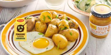Jajka sadzone z ziemniakami gotowanymi w bulionie