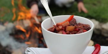 Węgierska zupa gulaszowa – bogracz z kociołka
