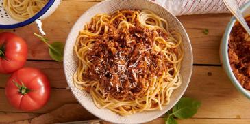 Spaghetti z mięsem i sosem pomidorowym