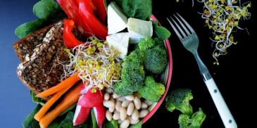 Lunch bowl z rzodkiewkami i brokułami