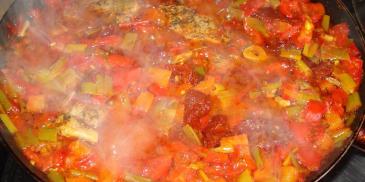 Polędwiczki wieprzowe z duszonymi warzywami w sosie pomidorowym