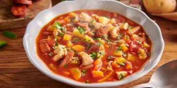 Pożywna zupa z kurczaka i chorizo