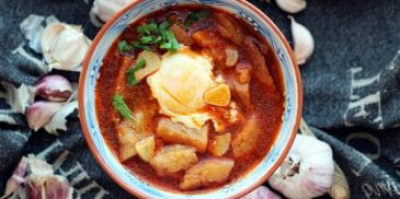 Sopa de ajo – hiszpańska zupa czosnkowa