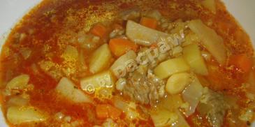 Zupa gulaszowa z kaszą jęczmienną i topinamburem