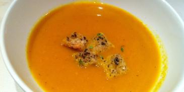 Zupa marchewkowa z imbirem i curry oraz z grzankami ziołowymi
