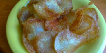 Domowe paprykowe chipsy z młodych ziemniaków