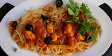 Spaghetti  z owocami morza w pomidorach
