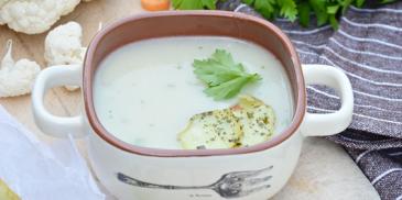 Kremowa zupa jarzynowa z chipsami ziołowo – ziemniaczanymi